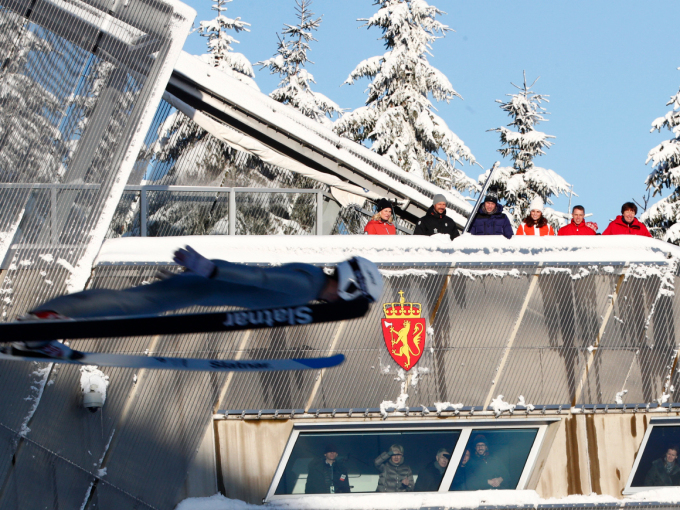 From the stand where the Royal Family has watched countless ski jumping competitions, the Duke and Duchess of Cambridge were able to watch several ski jumpers. Photo: Terje Pedersen / NTB scanpix